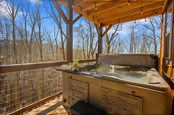 Outdoor spa tub - Spacious Cabin~Entire floor of entertainment-Game/Movie Room, Fire Pit, Hot Tub  (Gatlinburg)