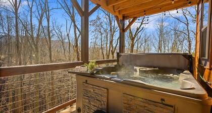 Spacious Cabin~Entire floor of entertainment-Game/Movie Room, Fire Pit, Hot Tub