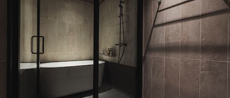 Ensemble baignoire-douche, séchoir à cheveux, pantoufles