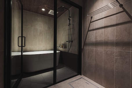 Combined shower/tub, hair dryer, slippers, towels. GEMS YUFUIN