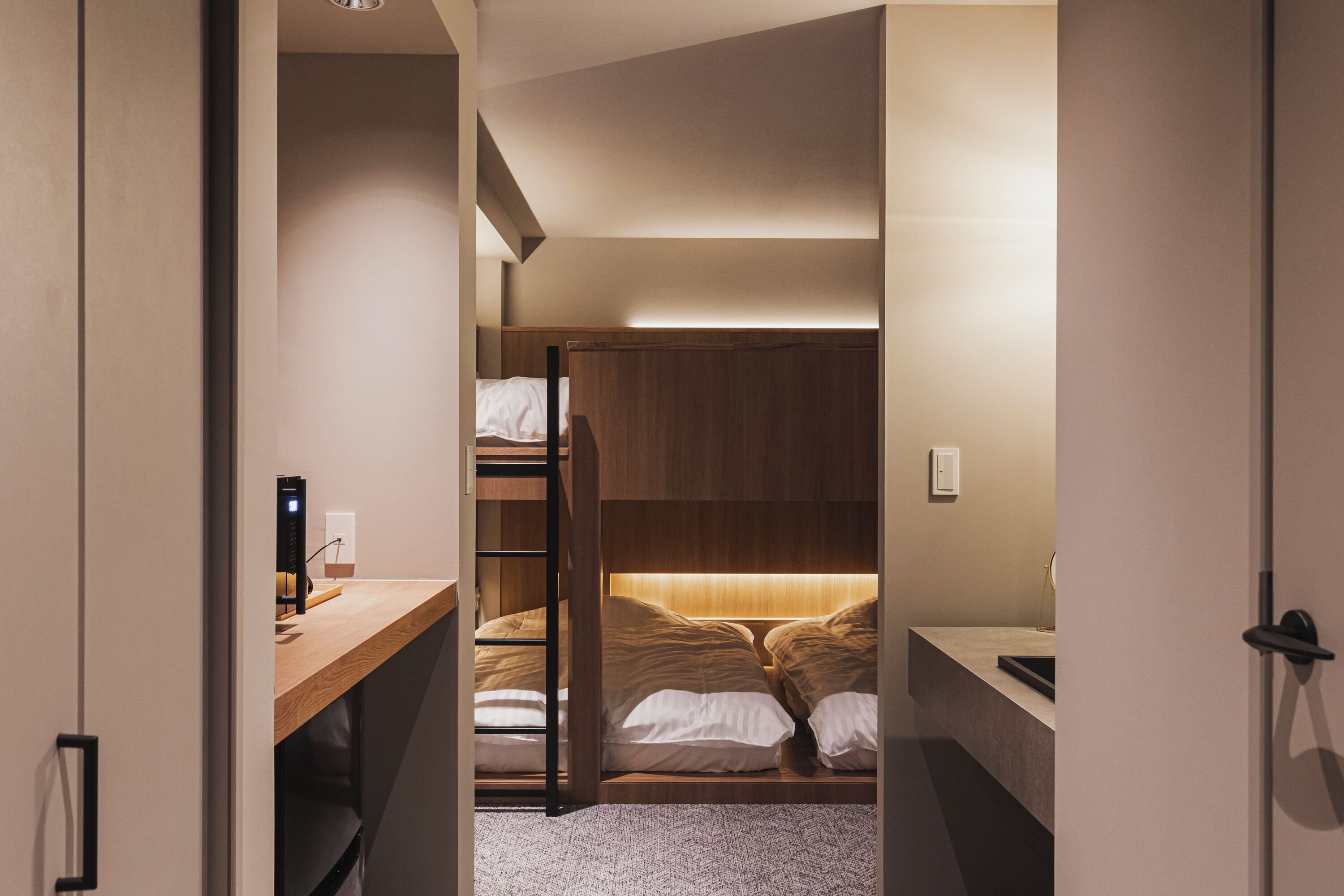 スイートファミリーフォース 禁煙 | 羽毛の掛け布団、可動式ベッド (無料)、WiFi (無料)、ベッドシーツ