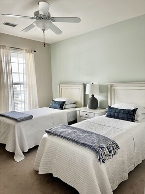 3 bedrooms, iron/ironing board, travel cot, free WiFi - Sunset Beach condo on golf course, steps away from pool, hot tub & tennis court. (Sunset Beach)