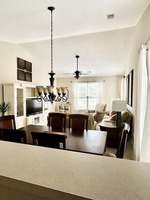Smart TV, books - Sunset Beach condo on golf course, steps away from pool, hot tub & tennis court. (Sunset Beach)