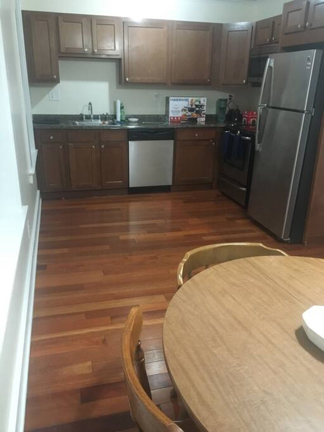 Frigorífico, microondas, lavavajillas y cafetera o tetera