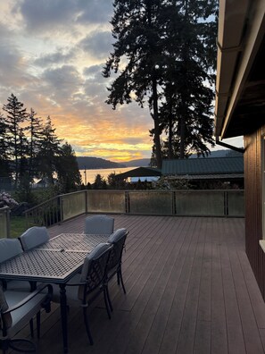 Outdoor dining - Scenic View Cabin Near Alderbrook Resort (Union)