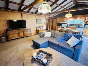 Smart TV, fireplace - Scenic View Cabin Near Alderbrook Resort (Union)
