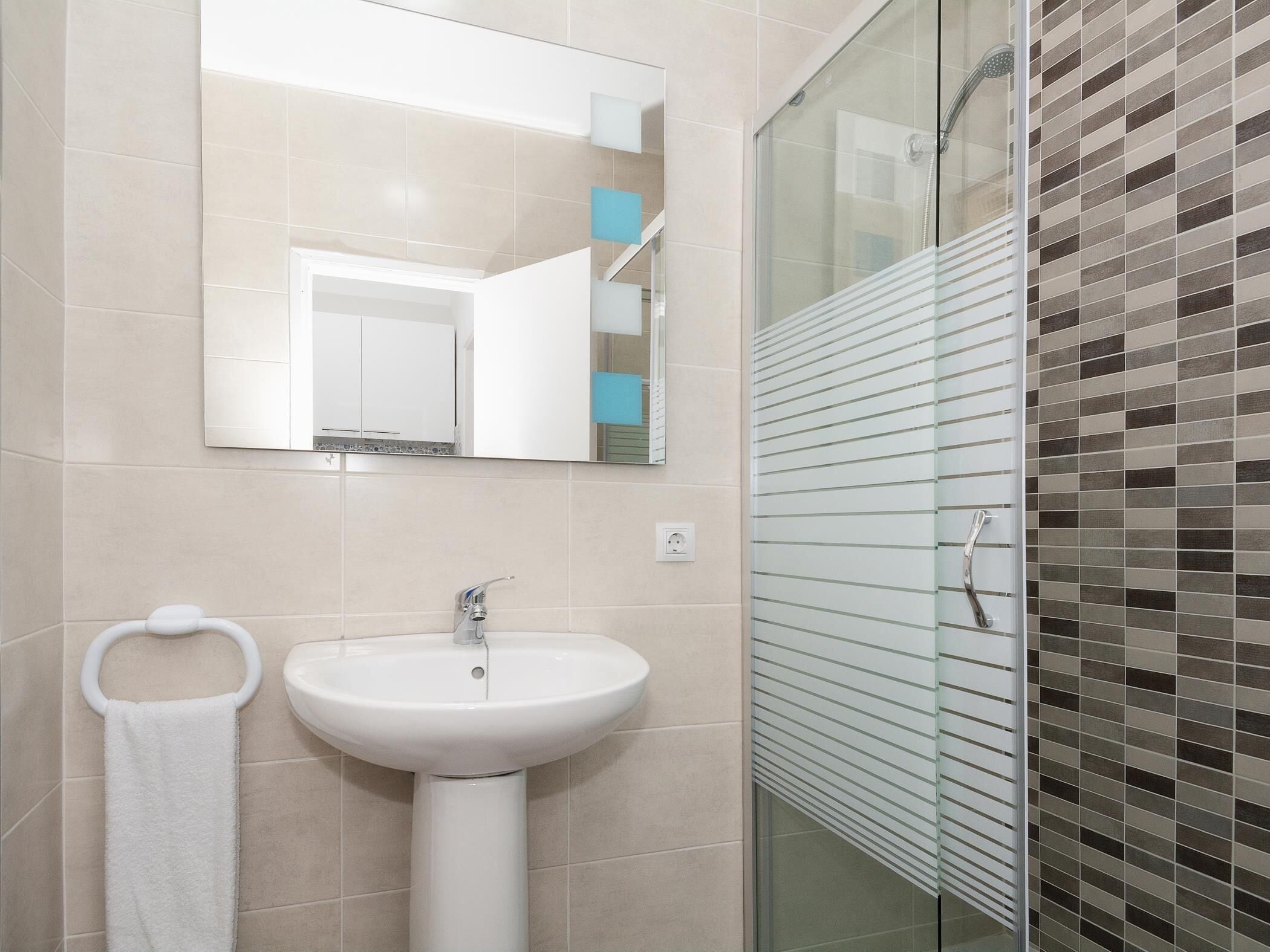 Sèche-cheveux, serviettes fournies