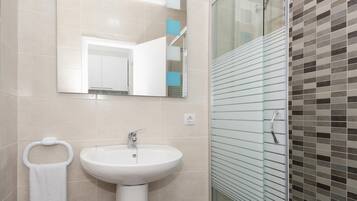 SĂšche-cheveux, serviettes fournies