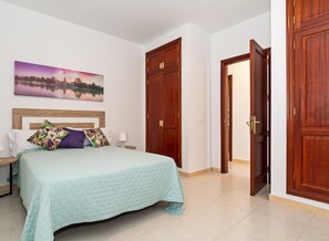 2 bedrooms, iron/ironing board, internet, bed sheets