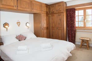 2 室のベッドルーム、WiFi (無料)、ベッドシーツ