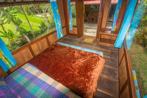 1 bedroom, individually decorated, individually furnished, bed sheets