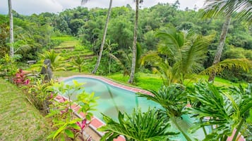 Una piscina al aire libre