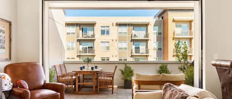 Smart-TV, Bücher, Stereoanlage, Computerbildschirme