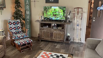 Televisor intel·ligent, videojocs, reproductor de DVD i futbolí