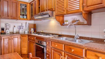 Frigorifero, forno, piano cottura, lavastoviglie