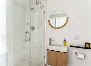 Douche, sèche-cheveux, serviettes fournies, savon