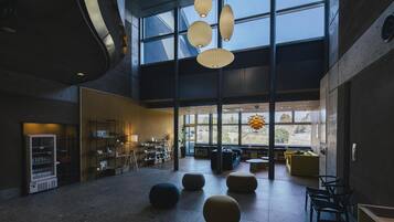 Coin salon dans le hall