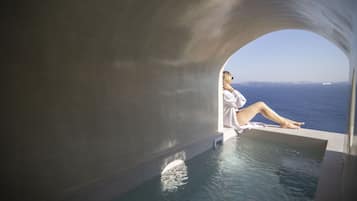 Deluxe Room, 1 Queen Bed, Ocean View | Interior