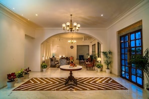 Coin salon dans le hall