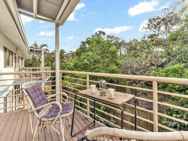 Property grounds - Hastings Cove - 2 Bedroom Upstairs Garden Apartment! (Tweed)