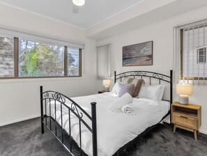 2 bedrooms, iron/ironing board, free WiFi, bed sheets - Hastings Cove - 2 Bedroom Upstairs Garden Apartment! (Tweed)