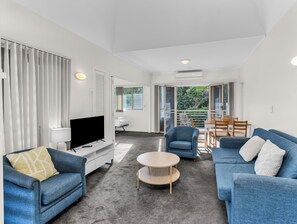 TV - Hastings Cove - 2 Bedroom Upstairs Garden Apartment! (Tweed)