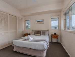 2 bedrooms, iron/ironing board, free WiFi, bed sheets - Hastings Cove - 2 Bedroom Upstairs Garden Apartment! (Tweed)