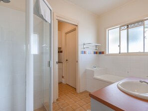 Shower, hair dryer, towels