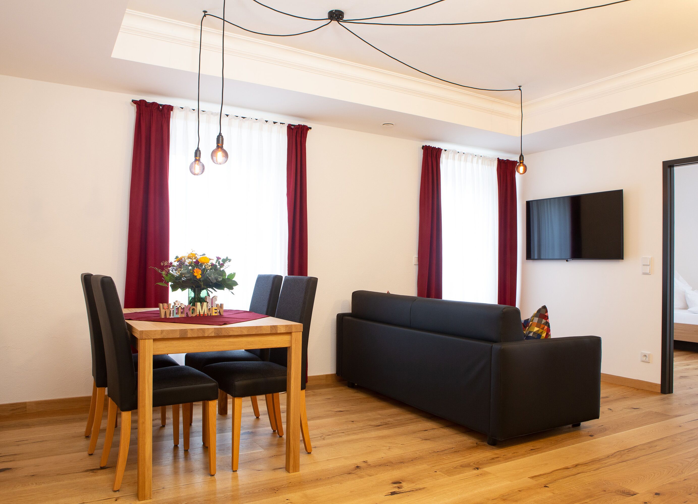 Comfort-Apartment | Wohnbereich | 55-Zoll-Flachbildfernseher mit Satellitenempfang, Kinderspielzeug