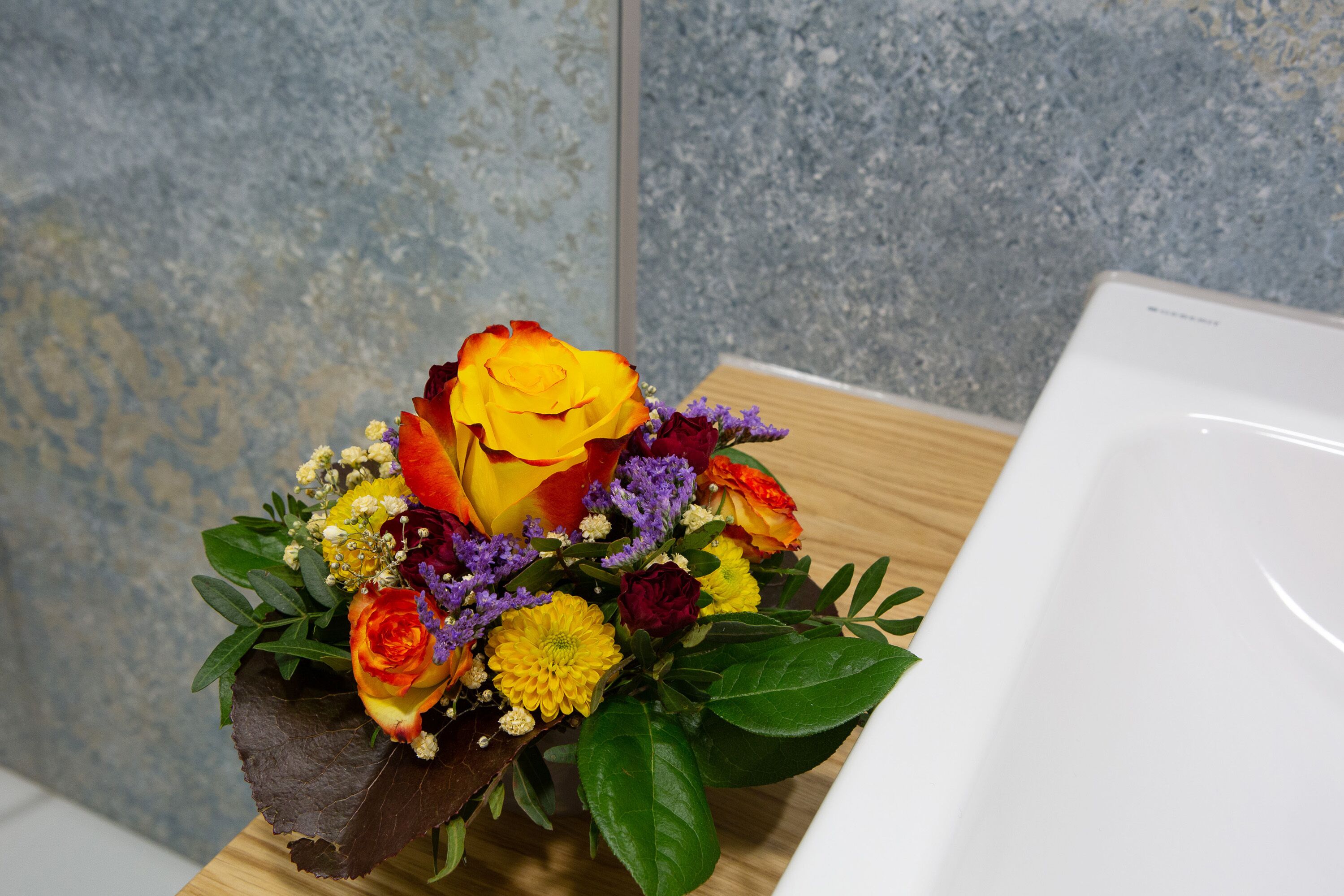 Een boeket bloemen op een houten ondergrond.