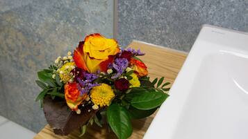 Een boeket bloemen op een houten ondergrond.