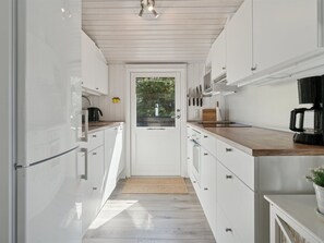 Kjøleskap, mikrobølgeovn, oppvaskmaskin og kjøkkenutstyr