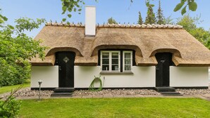 A house with a thatched roof, white walls, and two black doors. - "Emanuela" - 800m from the sea by Interhome (Gilleleje)