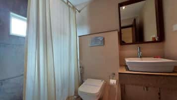 Deluxe Double Room | Bathroom | Shower, towels, soap, shampoo