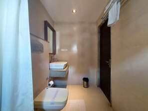 ห้องดีลักซ์ทวิน | ห้องน้ำ | ฝักบัว, ผ้าเช็ดตัว, สบู่, ยาสระผม