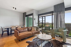 TV - Stylish & Spotless 2-Bed Apartment in St Kilda (St Kilda)