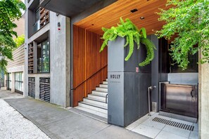 Exterior - Stylish & Spotless 2-Bed Apartment in St Kilda (St Kilda)