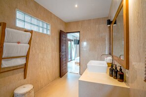 Dusche, Haartrockner, Handtücher, Seife