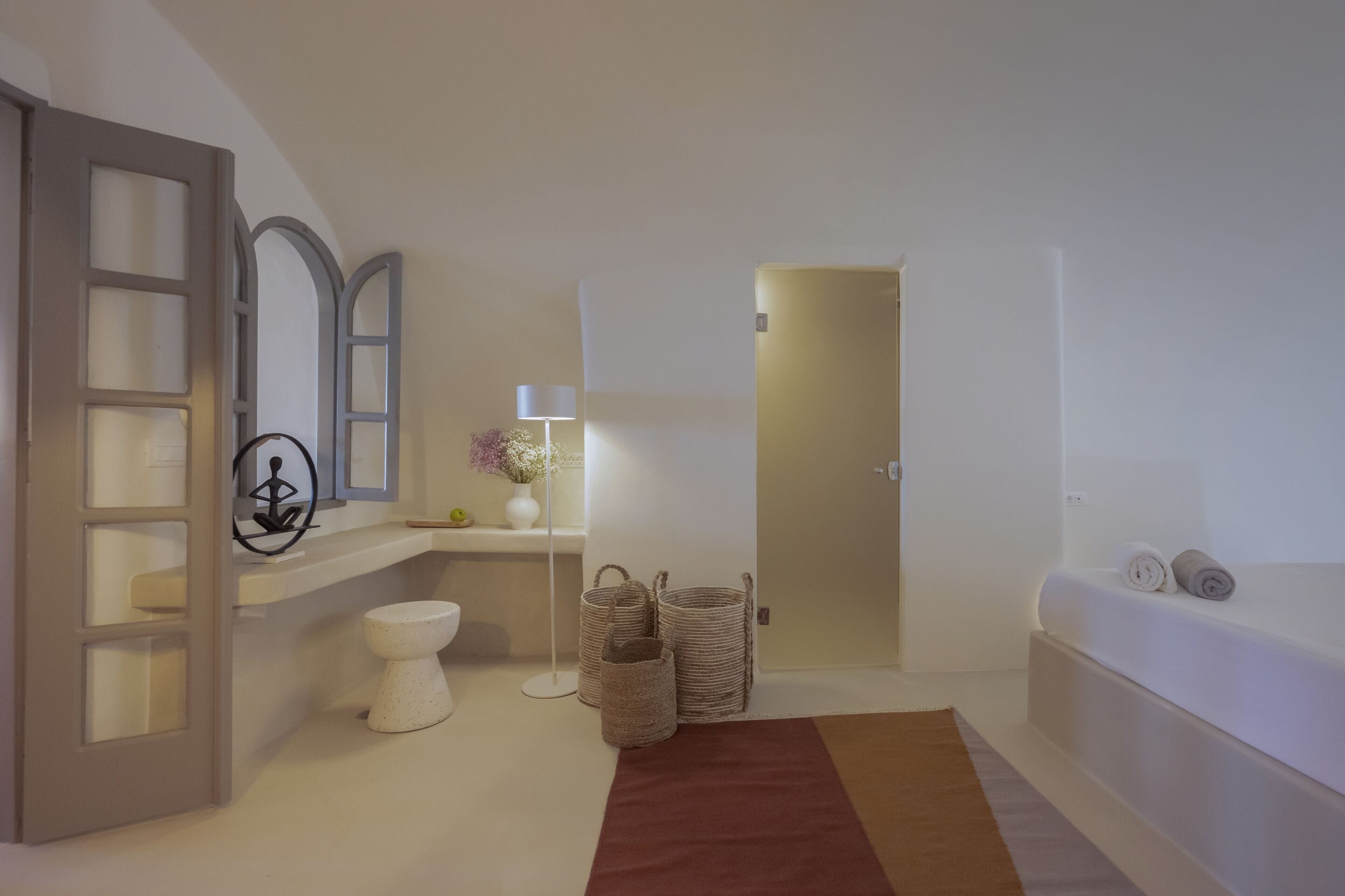 Une salle de bain avec une baignoire, des toilettes et un lavabo.