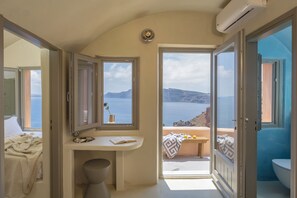 Romantic Apartment, Private Bathroom, Sea View (Anatoli) | Lounge - Oia Waves by SV (Santorini)