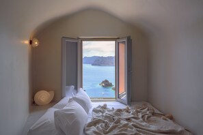 Romantic Apartment, Private Bathroom, Sea View (Anatoli) | Lounge - Oia Waves by SV (Santorini)