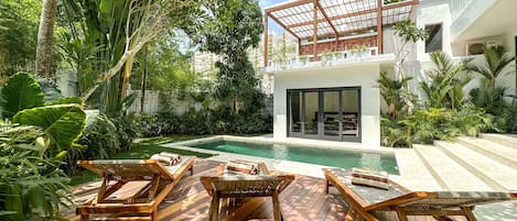 Villa, 4 Bedrooms | Garden view