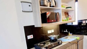 Studio – comfort | Eget kjøkken | Kjøleskap, mikrobølgeovn, kjøkkenutstyr og kjøkkenøyer