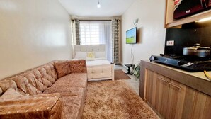 Studio – comfort | Oppholdsområde | En 24-tommers smart-TV med digitale kanaler