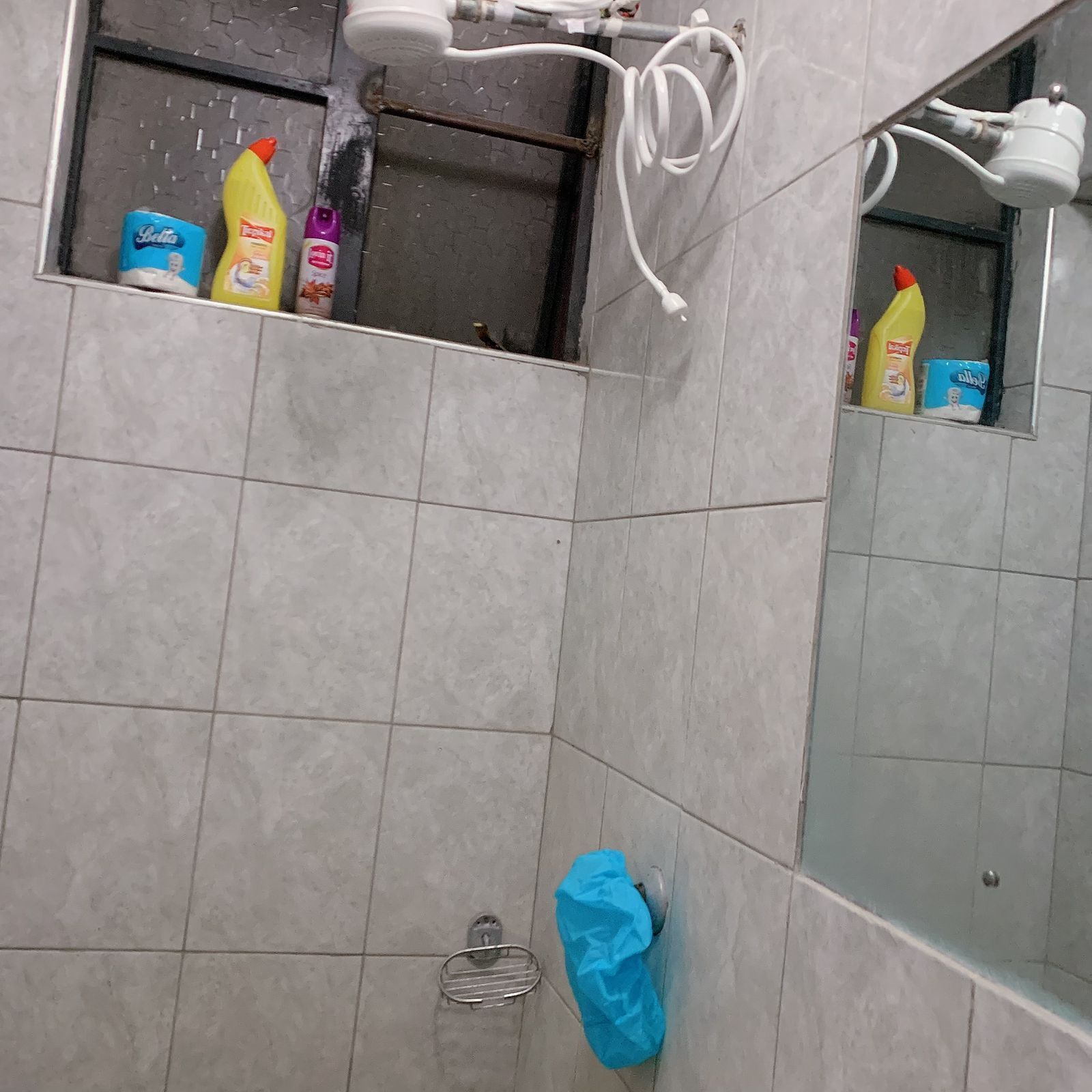 Een douche, gratis toiletartikelen, pantoffels, een bidet