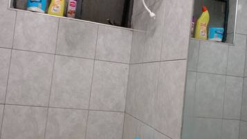 Een douche, gratis toiletartikelen, pantoffels, een bidet