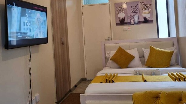 Studio – city | Oppholdsområde | En 24-tommers smart-TV med digitale kanaler