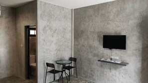 Habitación de diseñador, 1 cama Queen size | Área de sala de estar | Smart TV de 40 pulgadas con canales por cable y Netflix