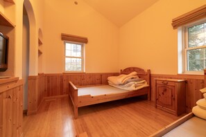 2 bedrooms, individually furnished, desk, laptop workspace - Yubari City Deer Valley Residence (Yubari)