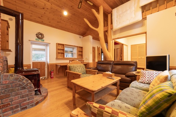 Televisión de pantalla plana, chimenea, piso con calefacción